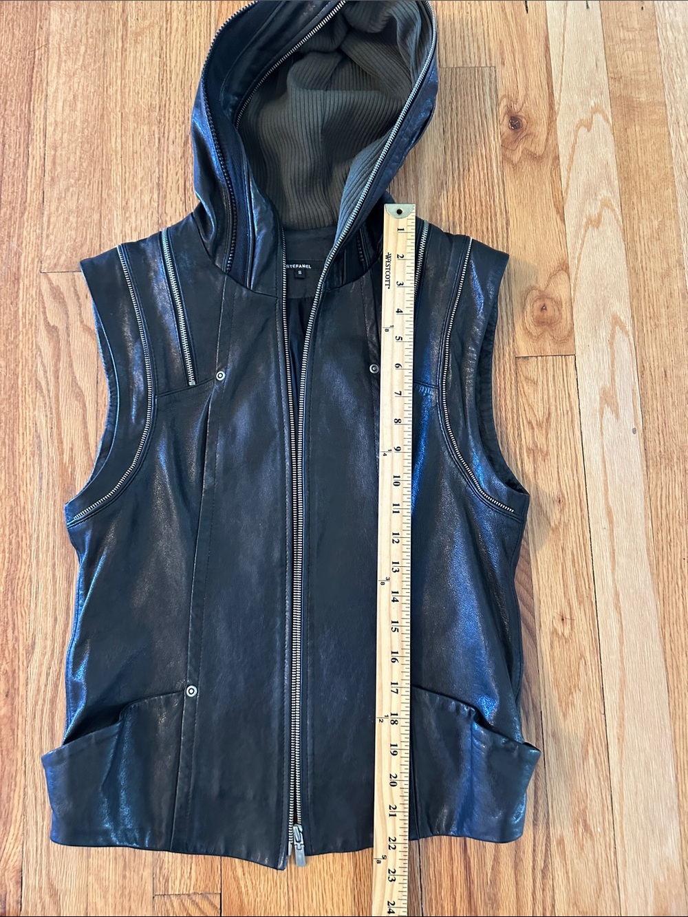 Stefanel leather vest size S. Hood with olive green lining.2010 - Picture 6 of 8